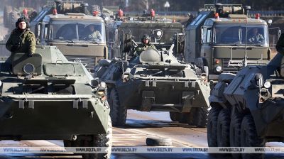 Trening jednostek defiladowych kolumny zmechanizowanej odbywa się na lotnisku Lipki 