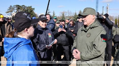 Łukaszenka zasadził drzewa w Parku Jedności Narodowej podczas subbotnika 