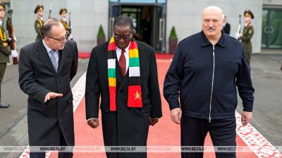 Łukaszenka  pożegnał  Prezydenta Zimbabwe na lotnisku