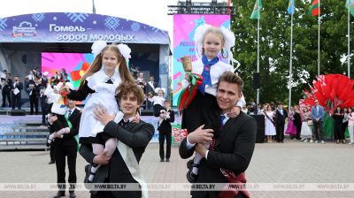 Ostatni dzwonek zabrzmiał dla 1,7 tys. absolwentów na republikańskim święcie w Homlu  