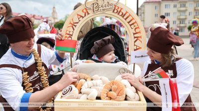 Czołgi, traktor i mini sklep ze słodyczami. Kolorowa parada wózków dziecięcych odbyła się w Grodnie 