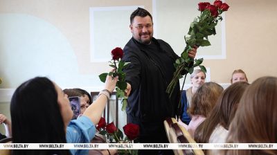 Kwiaty i słowa wsparcia. Piosenkarz Siergiej Żukow pogratulował matkom w szpitalu położniczym w Mińsku z okazji Dnia Dziecka 