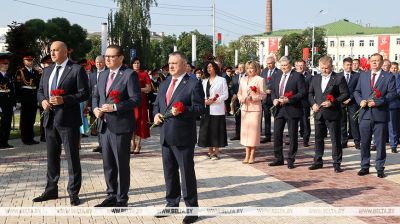 Uczestnicy forum medialnego w Homlu złożyli kwiaty pod tablicą upamiętniającą ofiary ludobójstwa.  