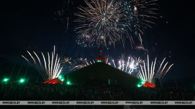 W Dzień Niepodległości Kopiec Chwały zaskoczył historyczną projekcją wideo i kolorowymi fajerwerkami. 