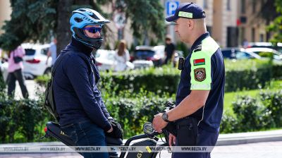 W celu zwiększenia bezpieczeństwa. Podczas kontroli funkcjonariusze milicji drogowej informują o nowościach w przepisach ruchu drogowego 