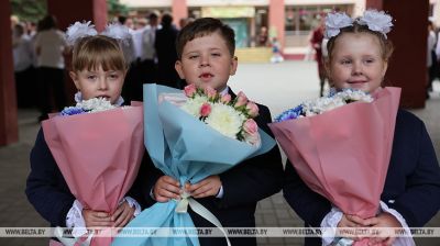 „Trzy razy bardziej oczekiwane i ekscytujące”. W Mińsku do pierwszej klasy poszły trojaczki 