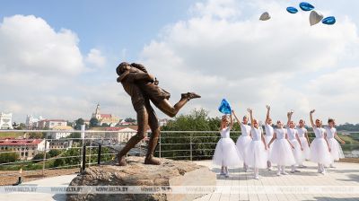 Miasto miłości i miejsce spotkań. W Grodnie otwarto odnowiony skwer nad brzegiem Niemna 