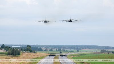 Podczas ćwiczeń „Zachód-2025” samoloty wojskowe wylądowały na drodze samochodowej  