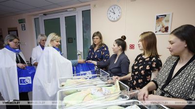 W szpitalu położniczym w obwodzie witebskim pogratulowano mamom, które urodziły dzieci w Dzień Jedności Narodowej 