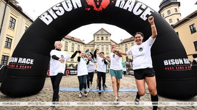 W zamku w Nieświeżu zakończyły się zawody biegowe z przeszkodami Bison Race, w których wzięło udział 1500 uczestników w różnym wieku 