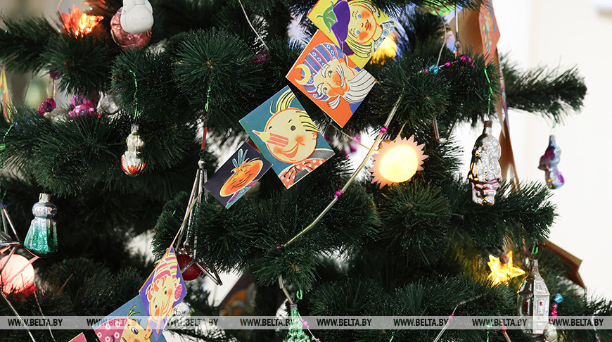 Ponad 2 tysiące ozdób choinkowych, girland i kartek pocztowych z różnych epok zaprezentowano na wystawie w Mohylewie 