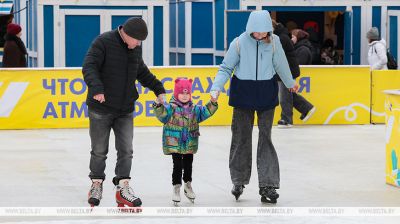 Od lodowiska po ręcznie robione prezenty. Czym zaskakuje jarmark bożonarodzeniowy w Witebsku 