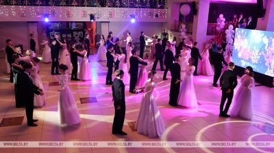 „Dziewczyny jak księżniczki, chłopcy jak książęta”. W Mohylewie odbył się noworoczny bal dla utalentowanej młodzieży 