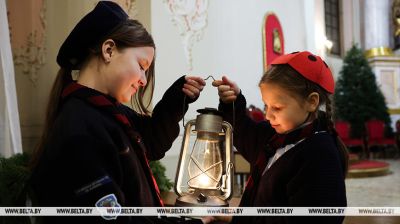 Światło jedności i pokoju. Ogień betlejemski dotarł do Mińska 