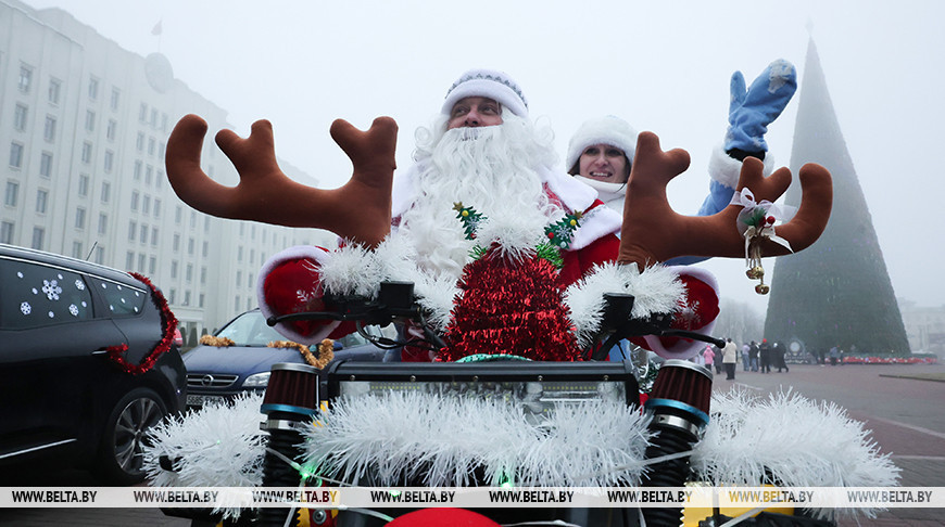 Noworoczny parad samochodów i otwarcie rezydencji Dziadka Mroza 