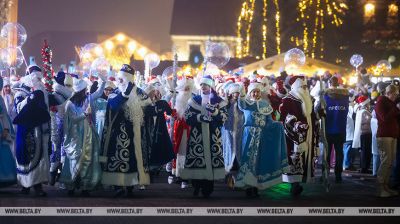 Parada Dziadków Mrózów i Śnieżynek zgromadziła w Grodnie ponad 700 uczestników 