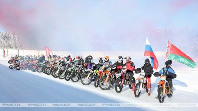 Z pragniem adrenaliny. Białoruscy zawodnicy pokonują żywioł podczas zawodów w żużlu 