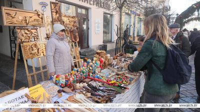 Ponad 150 uczestników z całej Białorusi zgromadziło się w Grodnie na tradycyjnym jarmarku rzemieślników ludowych „Kaziuki”