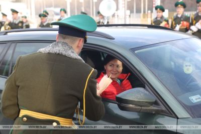 W punkcie przejścia granicznego „Brześć” strażnicy graniczni powitali kobiety wjeżdżające na terytorium Białorusi z okazji 8 Marca 
