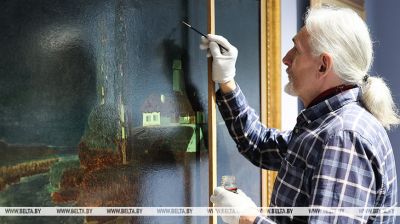 Usunął warstwy obcego lakieru. Restaurator z Witebska zakończył prace nad obrazem Kuindziego 