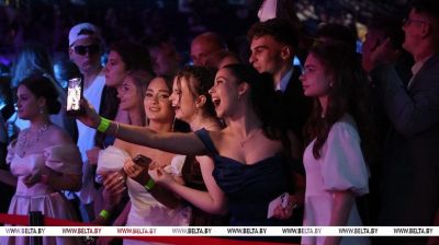 W Białorusi odbyły się uroczyste wieczory maturalne, które były pełne blasku i barw 