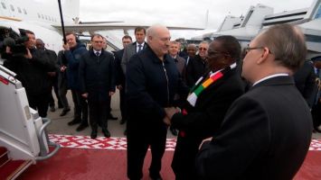 
 Łukaszenka pożegnał Prezydenta Zimbabwe na lotnisku
 
