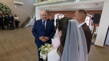 Łukaszenka wziął udział w ceremonii ślubnej w Mińsku i pogratulował nowożeńcom
