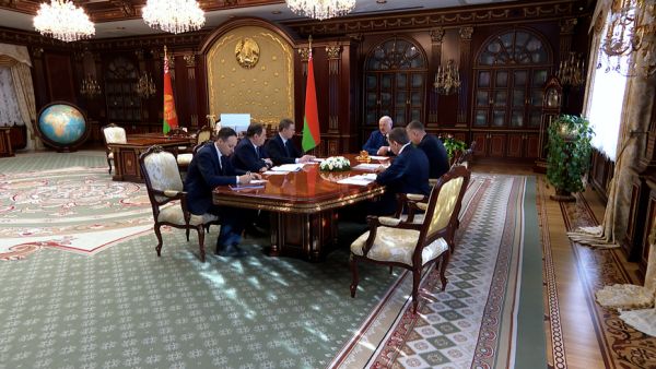 Łukaszenka przyjął raport Narodowego Banku, opowiadając się za zdrową konkurencją w rozwiązywaniu ważnych dla kraju kwestii