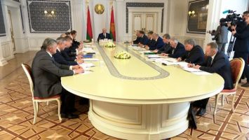 "Opierajcie się i pracujcie!" Łukaszenka na naradzie z kierownictwem Rady Ministrów wyznaczył główną linię postępowania