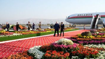Łukaszenka przybył do stolicy Tadżykistanu, gdzie odbędzie się szczyt WNP
