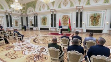 Łukaszenka wręczył odznaczenia państwowe uhonorowanym przedstawicielom różnych dziedzin