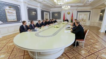 Łukaszence przedstawiono projekt dekretu dotyczącego poprawy finansowej holdingu AMKODOR 