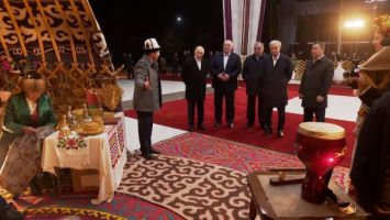 Przed nieformalną kolacją szefowie państw członkowskich OUBZ zapoznali się z ekspozycją poświęconą kolorytom narodowym