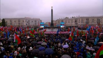Łukaszenka w Mińsku złożył wieniec przy pomniku Zwycięstwa
