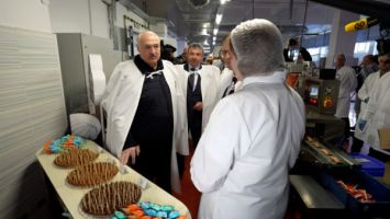 Łukaszenka odwiedził spółkę "Krasnyj Mozyrianin"