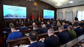 Łukaszenka: czasy niemal wojenne, gospodarka stała się prawdziwym polem bitwy