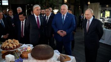 Cymbały, degustacje i placki ziemniaczane. Jak Łukaszenka przyjmował wysokich gości po Forum Euroazjatyckim