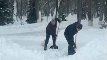 Łukaszenka z synem Nikołajem usuwają śnieg! // Niż Ulli szaleje na Białorusi